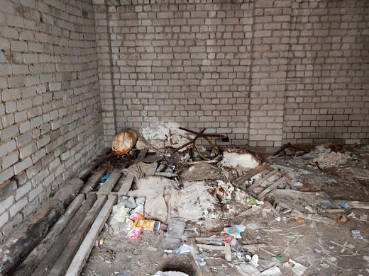 На ул. Рабфаковской, рядом со школой, стоит заброшенный гараж